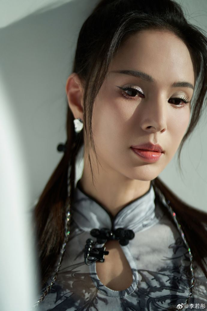 李若彤過去感情生活相當不順。（圖／翻攝自微博）