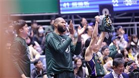 雲豹NBA級洋將「表弟」卡森斯(DeMarcus Cousins)為隊友傑出表現鼓掌喝采。（圖／T1聯盟提供）