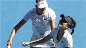謝淑薇、梅丹斯（Elise Mertens）攜手拿下本屆澳網女雙冠軍。（圖／路透社）
