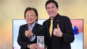 王世堅順利當選，黃暐瀚實現承諾，送iPhone 15給他。（圖／翻攝自王世堅臉書）