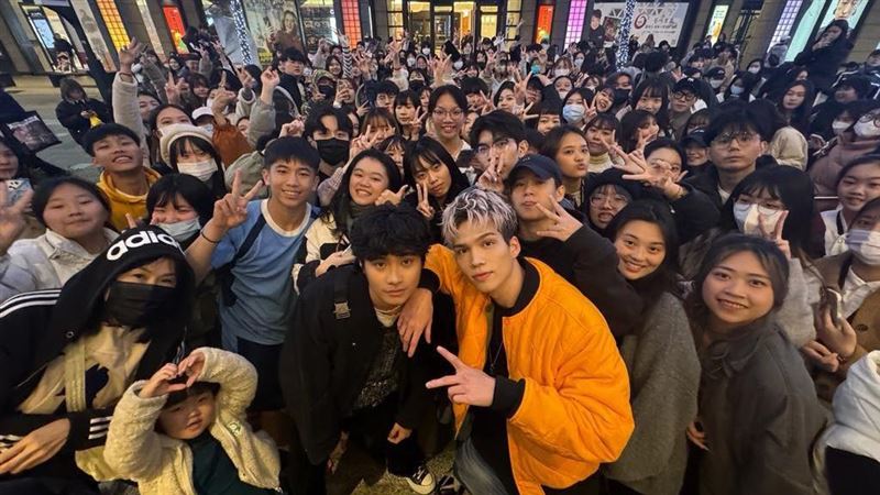 周杰倫都說讚　2男星快閃信義區掀暴動