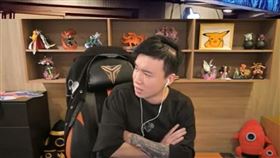 Toyz晚間再度開播對於超哥動手毆打、警局的說法感到不滿。（圖／翻攝自YouTube）