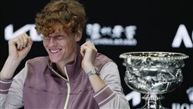 辛納先丟2盤後連追3盤，逆轉擊敗俄羅斯名將梅迪維夫，摘下生涯首座大滿貫冠軍。（圖／美聯社／達志影像）