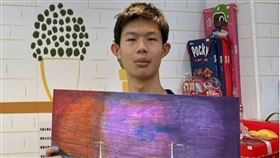 自閉症患者蔡致凡具繪畫天分  愛畫交通工具台北芙蓉扶輪社今年到嘉義太保關懷弱勢時，發現患有自閉症的蔡致凡（圖）幾乎不開口說話，卻喜歡畫畫，最常作畫的地點是在超商，每張畫作都栩栩如生，尤其喜歡畫交通工具。（台北芙蓉扶輪社提供）中央社記者汪淑芬傳真  113年1月28日