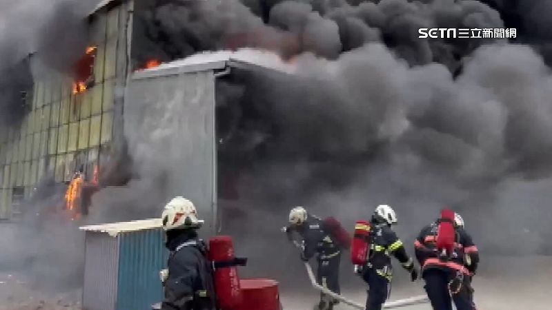 彰濱外圍拋光廠大火　強風助火勢全面燃燒