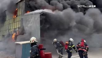 彰濱外圍拋光廠大火　強風助火勢全面燃燒