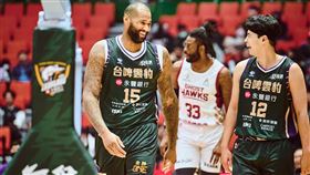 台啤雲豹「表弟」卡森斯與隊友林信寬。（圖／台啤雲豹提供）