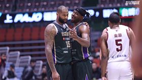 雲豹洋將威廉斯（右）說「表弟」卡森斯讓比賽變得很簡單。（圖／T1聯盟提供）