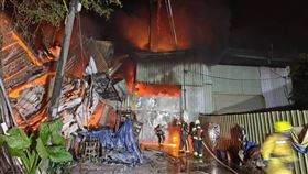 基隆鐵皮工廠，堆放石化設備，遭烈火吞噬，一度「閃燃」逼退消防員(圖／翻攝畫面)