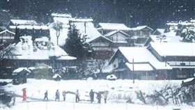 京都美山町，小合掌村，台灣旅客放任孩子嬉鬧，雪球砸人　她怨：童話村落變菜市場（圖／翻攝自Shushu 自由研究所粉專）