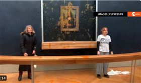 蒙娜麗莎遭潑湯　2名女子犯案畫面曝光（圖／翻攝Ｘ平台）