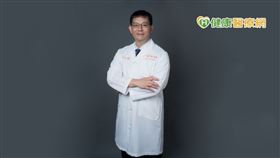 饒坤銘副院長說，目前健保對於停經前轉移性乳癌，在CDK4/6抑制劑的給付條件為：荷爾蒙接受器強陽性，HER2陰性，且腫瘤已經轉移到骨及腦之外的部位，就可搭配停經針使用。