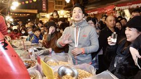 蔣萬安現身台北年貨大街（3）台北市長蔣萬安（前右2）28日晚間現身迪化商圈年貨大街，開心向商家揮手致意。中央社記者張皓安攝  113年1月28日