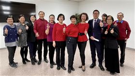 多倫多僑教中心 民俗文化種子教師成果展多倫多僑教中心主任藍柏青（右前2）、副主任徐沛宸（左3）、多倫多辦事處副組長吳秋月（左2），與民俗文化種子老師及排舞班師生合影。中央社記者胡玉立多倫多攝  113年1月29日