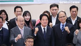 ▲準總統兼民進黨主席賴清德第二度赴民進黨立法院黨團，與立法院長游錫堃、黨團總召柯建銘、行政院副院長鄭文燦及綠委互動良好。（圖／記者鄭孟晃攝影）