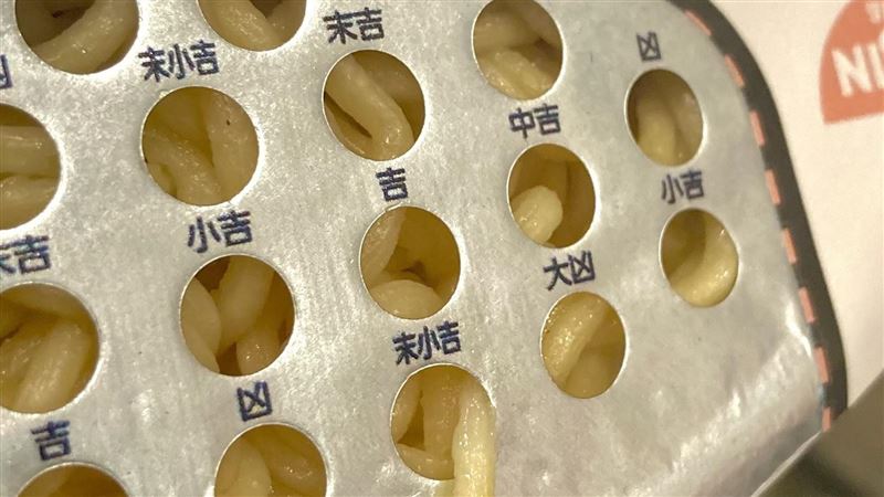 吃泡麵測運勢！日清瀝水孔籤筒、網讚天才