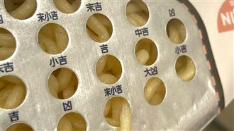 吃泡麵測運勢！日清「瀝水孔籤筒」網讚天才　爆紅伴手禮「金色不如歸」