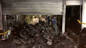 台中車行大火，200萬杜卡迪燒到剩骨架 多輛重機被燒毀，(圖
 /翻攝畫面)