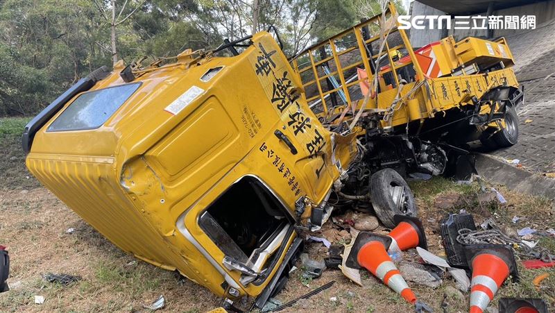 國道3號工程緩撞車高架翻落　1命危1重傷