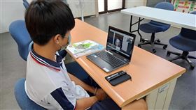 本土語直播共學  打破地域限制教育部國民及學前教育署委託台北市立大學辦理「高級中等學校本土語文（閩南語文、閩東語文、客語文、原住民語文）直播共學計畫」，為位於偏遠地區、不易聘得師資的學校提供線上同步教學服務，1日分享計畫成果。圖為學生以遠距方式學習恆春阿美語。（教育部提供） 中央社記者陳婕翎傳真  112年10月1日