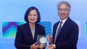 中研院量子電腦研發進度報告　蔡總統視察（1）中央研究院29日舉辦「量子電腦專題中心進度報告會」，總統蔡英文（左）前往視察，中研院院長廖俊智（右）致贈研究團隊自製的量子晶圓。中央社記者鄭傑文攝　113年1月29日