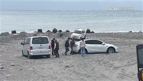 特斯拉、廂型車卡沙灘　拖吊業者吉普車救援