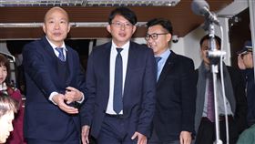 ▲韓國瑜、江啟臣拜會民眾黨立法院黨團後，與黃國昌、黃珊珊等準立委聯袂受訪。（圖／記者鄭孟晃攝影）