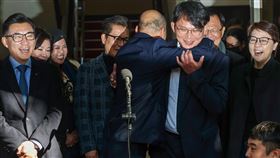 韓國瑜、江啟臣拜會民眾黨團爭取支持（2）代表國民黨角逐立法院正副院長的不分區立委當選人韓國瑜（前中，背對者）、立委江啟臣（前左1）29日上午到民眾黨團拜訪爭取支持，並於會後接受媒體聯訪，韓國瑜在聯訪結束前與民眾黨不分區立委當選人黃國昌（前右2）擁抱致意。前右1為民眾黨不分區立委當選人黃珊珊。中央社記者吳家昇攝  113年1月29日