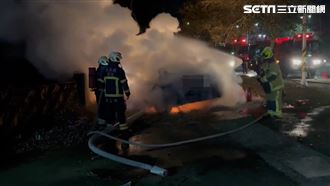 轎車自撞護欄起火　醉男拒測「車非我開」