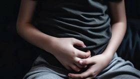 腹痛,生病,男童,男孩,肚子痛,腸胃炎,國小,小學生,家暴,家長,（示意圖／翻攝自ingimage）