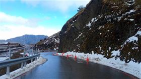 氣溫回升  合歡山冰雪漸融隨著氣溫回升，合歡山冰雪漸融，但因夜間氣溫仍低，交通部公路局宣布，29日晚間至30日清晨預警封閉台14甲線翠峰至大禹嶺路段。（交通部公路局提供）中央社記者蕭博陽南投縣傳真  113年1月29日