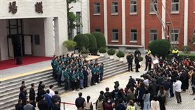 蕭美琴回娘家立法院 熱鬧滾滾人氣旺曾任立委的民進黨副總統參選人蕭美琴，24日受邀回到「娘家」立法院，與民進黨團成員敘舊，並在議場大門口前合影，熱鬧滾滾人氣旺。中央社記者范正祥攝  112年11月24日