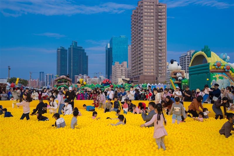 闊別10年，因應黃色小鴨再次到來，觀光局規劃「冬日遊樂園」吸客。（圖／觀光局提供）