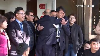 二度搭肩擁抱！「雙黃」熱情迎接韓江配