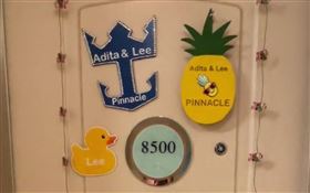 國外有一對夫妻日前一起搭乘郵輪環遊世界，他們將旅程拍成影片分享在網路上，這對夫妻把「鳳梨」圖案貼在郵輪房門上，引起網友議論，夫妻向網友求教，才得知鳳梨圖片貼在房門上是「交換配偶」的暗號，讓該對夫妻相當尷尬。