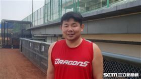 ▲劉時豪2年約味全龍簽回。（圖／記者俞聖律攝影）