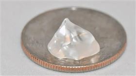 美國一對情侶日前至阿肯色州的鑽石坑州立公園（Crater of Diamonds State Park）遊覽時，撿到一顆清澈的小石頭，一開始以為是水晶或玻璃，但2人越看越起疑，經送驗給專家鑑識後，確認2人撿到的竟是一顆4.87克拉的鑽石。
