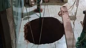 巴西一名男子若昂（Joao Pimenta da Silva）聲稱被「託夢」，得知自家廚房地底藏有黃金，他找來了工人挖了一年多，不料黃金還未挖到，日前他在該坑洞工作時，不慎墜入近40公尺的坑底部當場摔死。