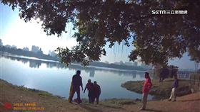 傻眼！2車相撞男逃離現場　奔跑百米「跳蓮池潭」