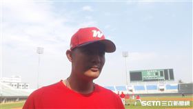 ▲王維中趁開季前趕緊當完12天大頭兵。（圖／記者俞聖律攝影）