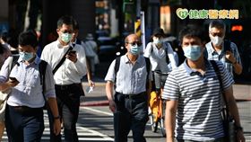 針對新冠肺炎對於民眾威脅程度遠高於流感，但施打率卻無法拉升的現狀，台灣大學醫學院小兒感染科教授黃立民對此感到憂心。