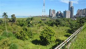 政院將核定地方爭取26年淡北道路行政院將核定地方爭取26年的淡水河北側沿河平面道路（淡北道路），新北市政府工務局表示，淡北道路全長約5.4公里，北起淡水區台2線淡金路（登輝大道）與坪頂路口，南接北投區關渡的大度路高架跨越立德路。中央社記者黃旭昇新北攝  111年8月6日