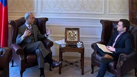 駐英代表：台灣希望英國成為歐洲最大貿易夥伴駐英國代表姚金祥（右）22日接受英國「週日郵報」專訪，報導28日登上財經新聞頭版。他說，退出歐盟讓英國在貿易和對外政策享有更大自由度，台灣希望英國能成為台灣在歐洲地區的最大貿易夥伴。（駐英國代表處提供）中央社記者陳韻聿倫敦傳真  113年1月30日