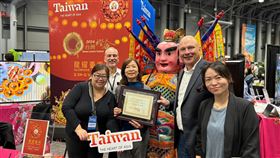 紐約國際旅展  台灣觀光署攤位獲獎交通部觀光署參加2024年紐約國際旅遊探險展，獲選國際旅遊區最佳攤位。旅遊探險展執行長高利茨（右2）親臨攤位，頒獎給觀光署駐紐約辦事處主任莊靜真（左3）。（觀光署駐紐約辦事處提供）中央社記者尹俊傑紐約傳真  113年1月30日