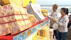 ▲滿州八保祭典大堡、阿白幫忙放上添載、金銀紙 (圖/寶島神很大)