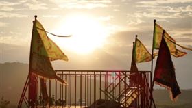 ▲滿州八保祭典刀梯上 (圖/寶島神很大)