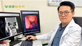 巫承融醫師建議以單側功能性鼻竇炎內視鏡手術，以及雙側微創鼻中隔鼻道成型手術，順利將鼻息肉完全清除，且術中搭配膠原蛋白基質粉，有效促進傷口癒合，緩和術後不適，終於解決多年的鼻塞困擾。