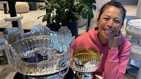 謝淑薇澳網笑納混雙、女雙兩座金盃，女雙世排衝上世界第2名。（圖／翻攝自謝淑薇臉書）