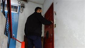 ▲台北分署派人訪視毒駕張姓男子，要求他盡速清償罰款，以免房產遭拍賣。（圖／台北分署提供）