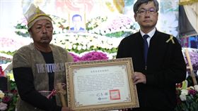 客家八音樂師鍾雲輝告別式  客委會頒發旌揚狀客家八音樂師鍾雲輝21日辭世，客委會主委楊長鎮（右）30日出席鍾雲輝告別式，並頒發旌揚狀，由鍾雲輝家屬代表受贈。中央社記者張已(??兼)攝  113年1月30日